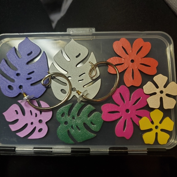 Stella and Dot color pop earrings - Picture 1 of 3